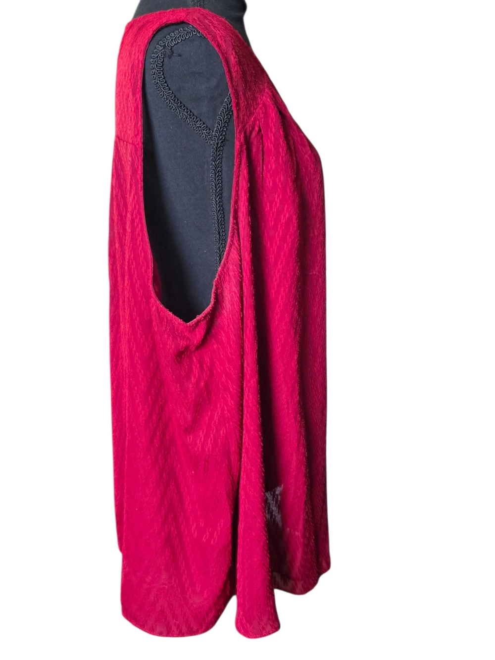 Torrid 3X Maroon Chevron Sleeveless Blouse Gold Bar V Neck Top - Picture 8 of 11